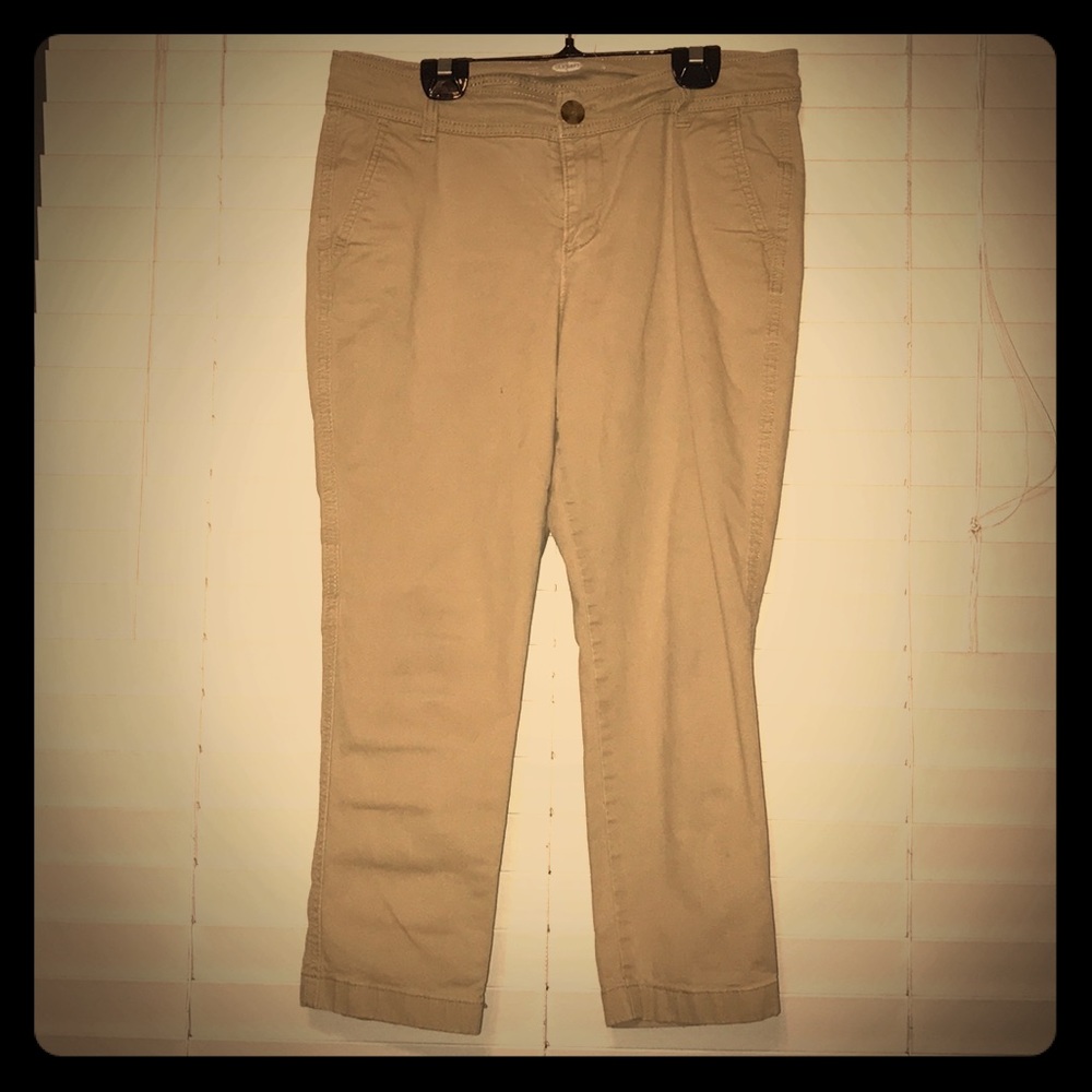 Old Navy Skinny Khaki Capris☀️